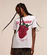 Remera blanca de algodón con estampa de una frutilla y texto en rojo.