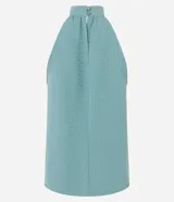 Blusa sin mangas color verde menta, confeccionada en tejido jacquard con textura de pequeños cuadros. Presenta un cuello halter que se anuda o cruza en la parte delantera, creando un escote en V con un recorte central.