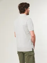 Polo de piqué color verde agua con cuello clásico y tapeta de dos botones.