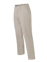 Pantalon de gabardina color marron claro, de corte recto, con bolsillos laterales y traseros, presillas para cinturon y cierre frontal con boton.