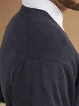 Sweater de algodón con escote en V y acabado stone wash, de manga larga con puños y ruedo acanalados.