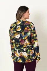 Blusa estampada de jersey en tonos de azul, verde y mostaza con detalle de alforzas en el frente.