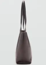 Bolso tipo shopper de diseño estructurado en color bordó con acabado brillante y efecto arrugado. Cuenta con doble asa larga para llevar al hombro y costuras verticales decorativas en el frente.