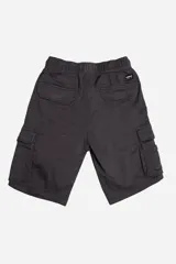 Bermuda cargo negra de corte recto, con bolsillos laterales y traseros con solapa. Cintura elastizada con cordón ajustable.