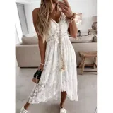 Vestido largo de encaje calado color blanco, con diseño de falda irregular más corta adelante. Presenta escote en V con cordones decorativos y borlas, tirantes finos y detalle de cintura marcada.