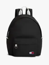 Mochila compacta Tommy Jeans color negro, con diseño curvo, compartimento principal con cierre de cremallera, bolsillo exterior con cremallera y parche con el logo de la marca en la parte delantera. Cuenta con correas ajustables y acolchadas.