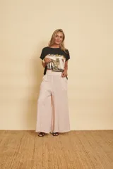 Pantalón de lino evasé súper amplio, de tiro alto, con cintura elastizada y bolsillos laterales.