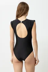 Malla enteriza negra con cuello redondo y mangas cortas tipo musculosa.