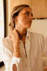 Anillo de bronce con diseño orgánico y aberturas irregulares.