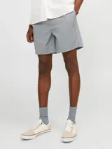 Short de sarga con calce relajado, color gris, con cintura elástica y cordón de ajuste.