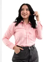 Camisa de manga larga a rayas verticales azules y blancas, confeccionada en algodón.