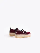Zapato tipo Mary Jane de terciopelo bordó con estampado floral, doble tira con hebillas metálicas en el empeine y plataforma de yute con suela dentada.