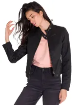 Chaqueta estilo moto para mujer, confeccionada en tela encerada color negro. Presenta cuello mao con cierre de broche, cierre frontal con cremallera y bolsillos laterales con cierre.