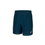 Short deportivo Asics de hombre, color azul petróleo, con logo reflectivo en la pierna derecha. Confeccionado en tejido ligero y materiales reciclados, con slip interior, cordón ajustable en la cintura, bolsillo interior oculto y aberturas laterales.