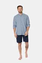 Bermuda de baño clásica lisa color azul marino, con cintura elástica y cordón regulable. Incluye dos bolsillos laterales.