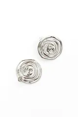 Par de aros plateados con diseño circular en relieve que simula una rosa abstracta en espiral.