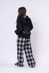 Canguro color marrón chocolate con capucha, bolsillo frontal tipo canguro y estampa pequeña en el pecho con el texto Nashville Hometown.