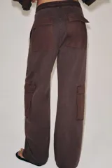 Pantalón cargo de tiro medio con efecto lavado, confeccionado en algodón. Presenta cintura elástica ajustable con cordones, bolsillos laterales y bolsillos de plastrón con solapa en las piernas. Diseño de pierna recta con combinación de tejidos a tono.