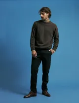 Sweater de escote redondo con manga larga, confeccionado en tejido moteado de textura suave.