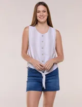 Blusa sin mangas de algodón liviano con diseño de rayas verticales en tonos beige y blanco, escote redondo, abotonadura frontal con botones rústicos y detalle de nudo para anudar en la cintura.