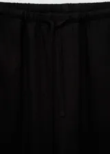 Pantalon de corte recto y tiro medio, confeccionado en una mezcla de lino y viscosa. Presenta cintura elástica con cordón de ajuste y diseño largo.