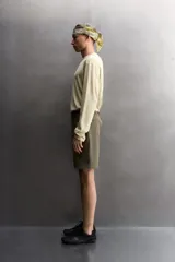 Bermuda de Zara Athleticz color verde militar, confeccionada en tejido técnico compacto y elástico, con bolsillos curvados y cierre frontal con cremallera y botón a presión oculto.