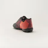 Championes de fútbol Umbro ILLUSION F5, color negro con detalles en naranja y logo de la marca en blanco.