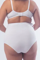 Bombacha maternal de tiro extra alto, diseñada para cubrir y sujetar la zona abdominal durante el embarazo. Confeccionada en algodón elastizado, cuenta con un elástico regulable en la cintura para mayor comodidad y ajuste.