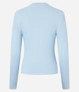 Blusa de punto color blanco con cuello alto y manga larga.