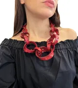 Collar corto de eslabones grandes de resina color rojo brillante, con cierre de mosquetón y cadena para regular el largo.