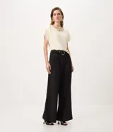 Pantalón wide leg de tiro alto color negro, confeccionado en crepé con elastano. Cuenta con perneras amplias, caída fluida e incluye un cinturón del mismo tejido con hebilla metálica grande.