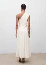 Vestido largo de diseño asimétrico con un solo hombro, confeccionado en tejido combinado de poliamida y viscosa. Presenta un corte ajustado en el torso con detalle fruncido en el hombro y una falda fluida con caída suave.