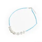 Collar corto de cuentas celestes con perlas blancas irregulares en el centro y cierre de mosquetón plateado con cadena de alargue.
