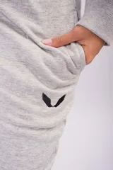Pantalón de frizza estilo wide leg, color gris melange, con corte recto y holgado, cintura elástica con cordón de ajuste y bolsillos laterales.