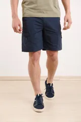 Bermuda azul oscuro con bolsillos cargo laterales.