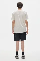 Bermuda de jean negro con terminación desflecada.