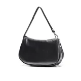 Bandolera de cuero negro con diseño de media luna, decorada con tachas circulares metálicas en el frente y cierre superior con cremallera.