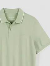 Remera tipo polo negra de algodón, con cuello y borde de mangas con línea blanca.