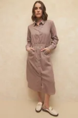 Vestido largo tipo camisero de lino color marrón topo, con botones a tono, bolsillos laterales y cinto del mismo material.