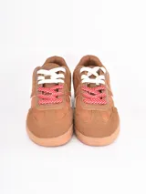 Zapatillas de gamuza en color marrón, con suela de goma y cordones combinados en blanco y rojo con lunares.