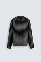 Jersey de corte relajado confeccionado en hilatura con mezcla de lana y cashmere. Presenta diseño de rayas horizontales, cuello redondo y manga larga con acabados en rib.