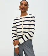 Cardigan de punto con patrón de rayas horizontales, escote redondo y manga larga. Presenta cierre frontal con botones dorados y bolsillos delanteros discretos.