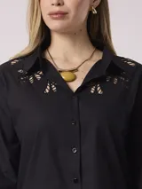 Camisa negra de algodón con cuello clásico y bordados calados en el canesú.