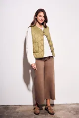 Chaleco verde militar con diseño acolchado y cierre frontal con botones.