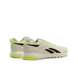 Championes de entrenamiento Reebok Flexagon Force 4, color crema con detalles en negro y verde flúor.