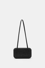 Bolso de hombro rígido con formato de caja rectangular, color negro, completamente revestido con apliques brillantes. Cuenta con doble asa de hombro delgada y cierre imantado.