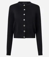Cardigan negro de punto con escote redondo, mangas largas y cierre delantero con botones dorados.