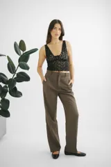 Top confeccionado en encaje negro con diseño delicado, escote en V y detalle de pequeño lazo en el centro.