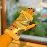 Guantes sin dedos marrones de cuero texturizado, con detalles de piel sintética en los bordes superior e inferior, y cierre con botones a presión metálicos.