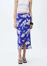 Falda midi tipo pareo con diseño recto, tiro medio y cintura elástica. Presenta un estampado floral en tonos azul y blanco, con un detalle de nudo lateral.